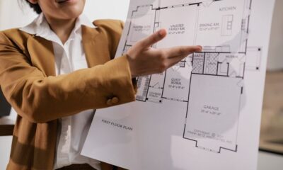 Real estate agent explaining a single storey house floor plan with vaulted family room and dining room