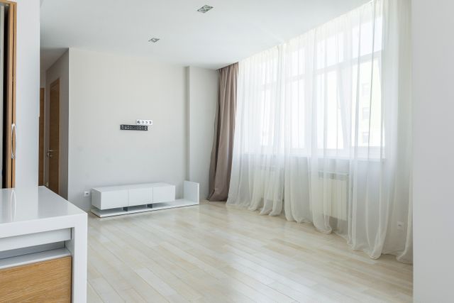 Struggling with a cramped space? Discover the best window treatment for small living room layouts to instantly boost natural light. Read our design guide!